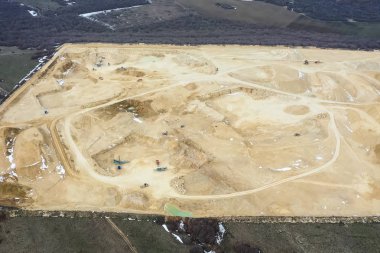 Kil ocağı, en iyi manzara. Taş ocağında kil madenciliği.