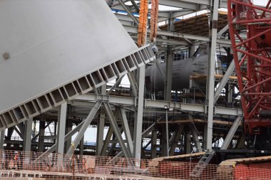 Petrol rafinerisinde damıtma kolonunun montajı.