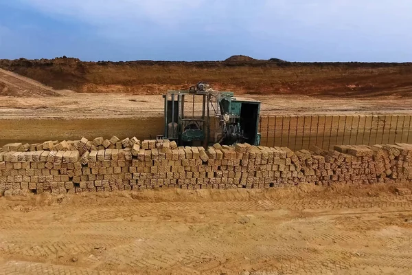 Kabuk ocağı ocağı. Bir taş ocağında deniz kabuğunu hemen bloklara batmak. — Stok fotoğraf