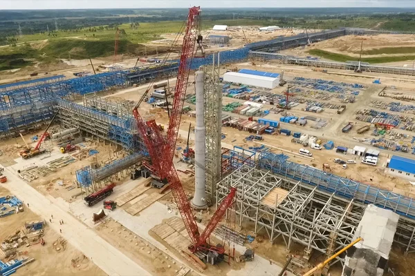 Instalación de columna de destilación en una refinería de petróleo . —  Fotos de Stock