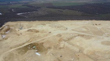 Kil ocağı, en iyi manzara. Bir taş ocağında kil madenciliği.