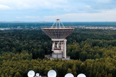 Uzun mesafeuzay iletişimi merkezi, uydu anteni