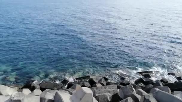 Krásná kamenitá pláž na Kanárských ostrovech. View vlny přestávka na ostrově pláži — Stock video