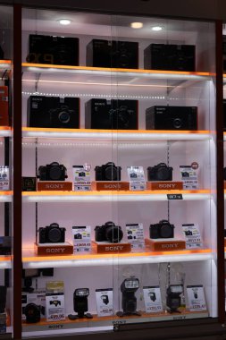 Sony alpha fotoğraf makinesi Sony mağazasında ekranda.