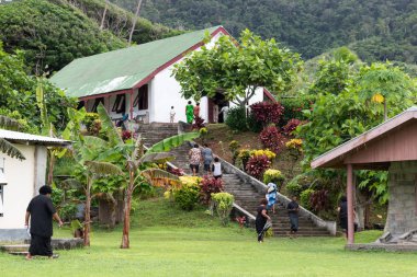 Metodist Kilisesi için köy merdivenlerde yürürken Fijians.