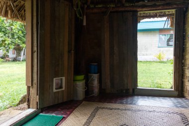 Geleneksel Fiji Thatched House için Barış Kolordu gönüllü Fiji'de.