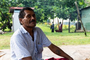 Fiji Fiji erkekte dik oturma ve kameraya bakıyor