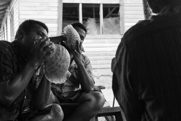 Fiji Erkek Deniz Kabuğu Kabuğu Şefleri Cenaze Için Üfleme — Stok fotoğraf