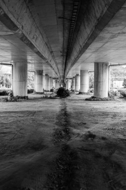 Bir köprü tek renkli kir zemin çimento sütun seyrek manzara altında