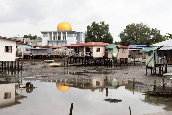 Golden Mosque Dome Poor Poverty Village Disrepair Derribó Casas Antiguas — Foto de Stock