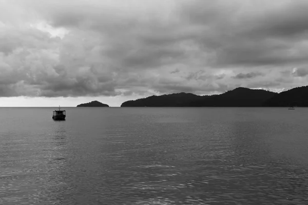 Καράβι Αγκυροβόλησε Ορίζοντα Μακρινό Νησί Σκοτεινό Ουρανό Μονόχρωμη Ωκεανό Νότια — Φωτογραφία Αρχείου