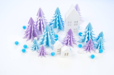 Mavi ve Lila Kağıt beyaz bir arka plan üzerinde Noel ağacı. Kar beyaz ve mavi. Kağıt tekne evi.