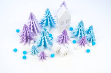 Mavi ve Lila Kağıt beyaz bir arka plan üzerinde Noel ağacı. Kar beyaz ve mavi. Kağıt tekne evi.