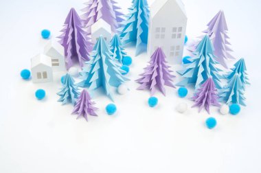 Mavi ve Lila Kağıt beyaz bir arka plan üzerinde Noel ağacı. Kar beyaz ve mavi. Kağıt tekne evi.