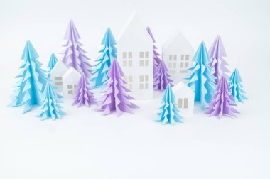 Mavi ve Lila Kağıt beyaz bir arka plan üzerinde Noel ağacı. Kar beyaz ve mavi. Kağıt tekne evi.