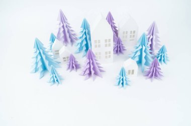 Mavi ve Lila Kağıt beyaz bir arka plan üzerinde Noel ağacı. Kar beyaz ve mavi. Kağıt tekne evi.