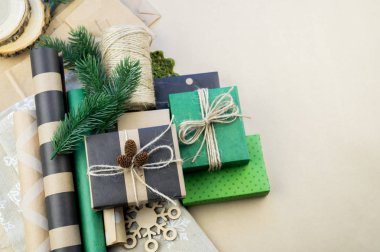 Paketleme yılbaşı ve Noel hediye kraft kağıt ve siyah. Tatil dekorasyon için malzeme. Eko-Stil rustik doğal dekor.