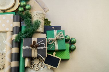 Paketleme yılbaşı ve Noel hediye kraft kağıt ve siyah. Tatil dekorasyon için malzeme. Eko-Stil rustik doğal dekor.