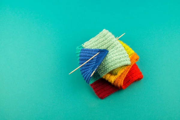 Een Regenboog Sjaal Muts Breien Mand Met Ballen Van Wol — Stockfoto