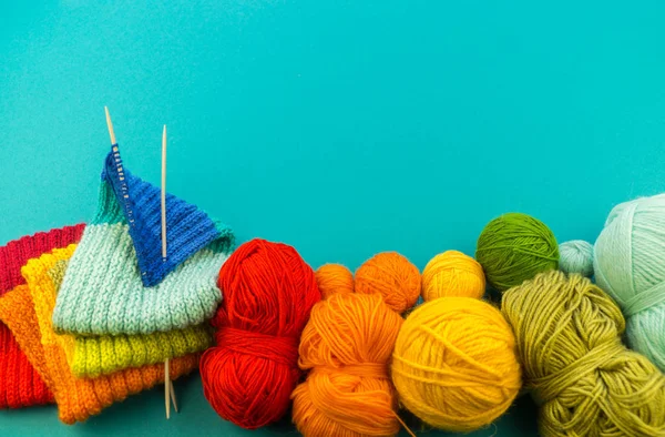 编织彩虹围巾和帽子 篮子与羊毛球 针织针 蓝色背景 最喜欢的工作是爱好 — 图库照片