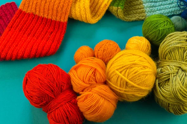 编织彩虹围巾和帽子 篮子与羊毛球 针织针 蓝色背景 最喜欢的工作是爱好 — 图库照片