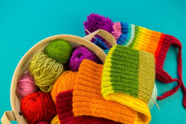 Tejer Una Bufanda Arco Iris Sombrero Cesta Con Bolas Lana — Foto de Stock