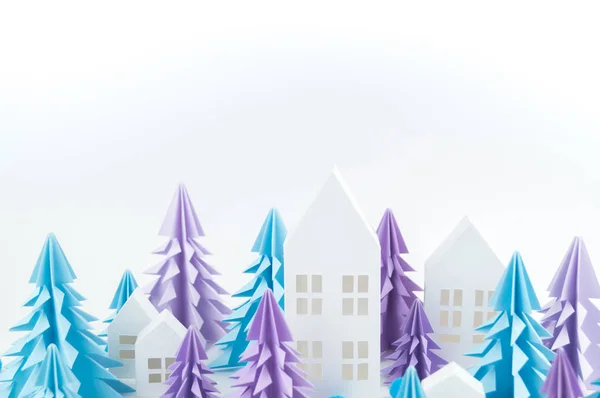 Boże Narodzenie Drzewo Niebieski Fioletowy Papier Białym Tle Śnieg Biały — Zdjęcie stockowe