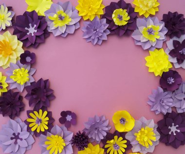 Kağıt zanaat çiçek dekorasyon konsepti. Çiçek ve yaprak kağıttan yapılmış. Tropics. Pembe bir arka plan.