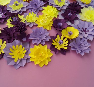 Kağıt zanaat çiçek dekorasyon konsepti. Çiçek ve yaprak kağıttan yapılmış. Tropics. Pembe bir arka plan.