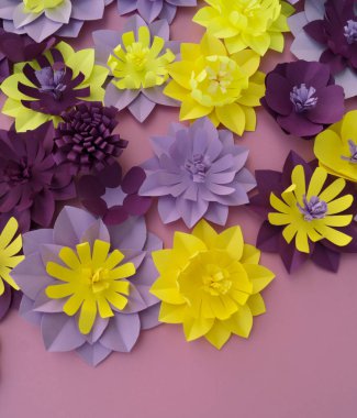 Kağıt zanaat çiçek dekorasyon konsepti. Çiçek ve yaprak kağıttan yapılmış. Tropics. Pembe bir arka plan.