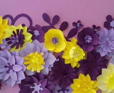 Kağıt zanaat çiçek dekorasyon konsepti. Çiçek ve yaprak kağıttan yapılmış. Tropics. Pembe bir arka plan.