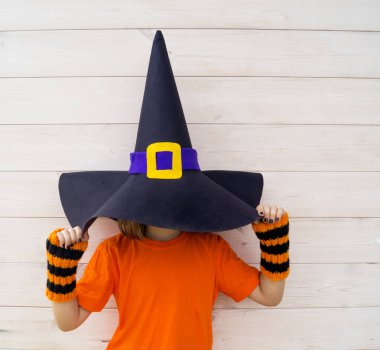 Cadılar Bayramı hile veya tedavi de eğlenmek Çocuk. Büyük siyah sihirli şapka