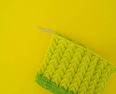 Sarı ve yeşil kat yün masanın üstüne yalan. En sevdiği hobi örgü. Ev rahatlık.