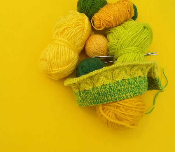 ウールの黄色と緑のコートはテーブル上にあります 趣味は編み物です 家の心地よさ — ストック写真