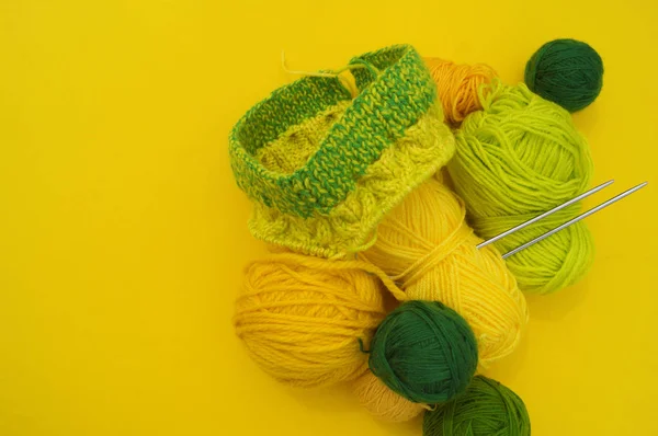 Желтые Зеленые Шерстяные Пальто Лежат Столе Любимое Хобби Вязание Уют — стоковое фото