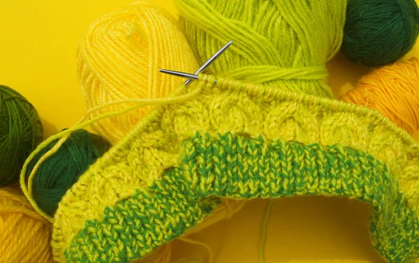 Żółty Zielony Płaszcz Wełny Leżą Stole Ulubionym Hobby Jest Dziewiarskie — Zdjęcie stockowe