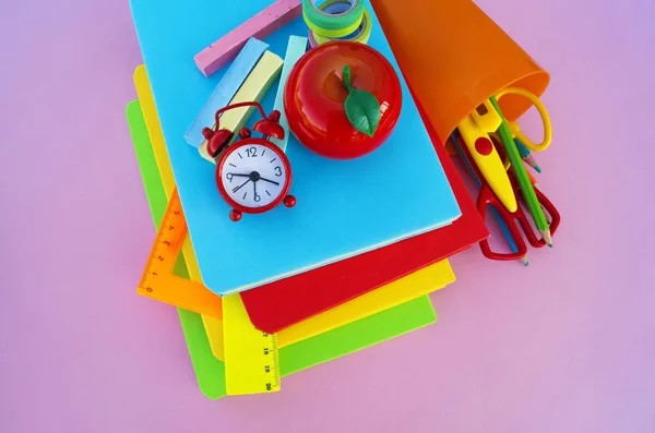 Den Skolpojke Tillbehör Ligga Rosa Tabell Läroböcker Och Office Tillbaka — Stockfoto