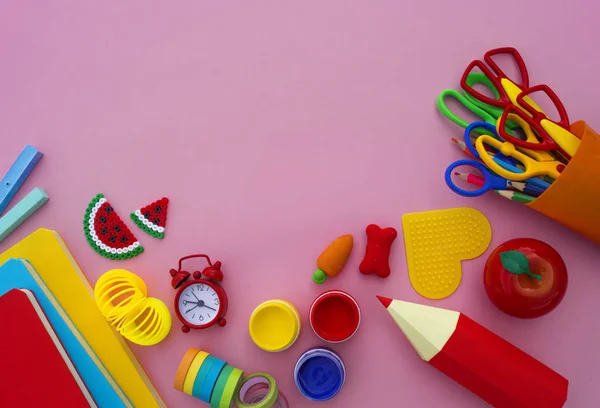 Den Skolpojke Tillbehör Ligga Rosa Tabell Läroböcker Och Office Tillbaka — Stockfoto