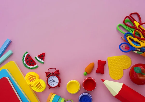 Gli Accessori Dello Scolaro Trovano Tavolo Rosa Libri Testo Ufficio — Foto Stock