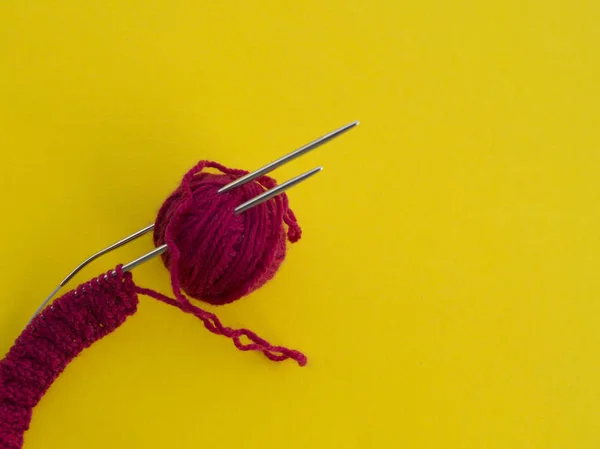 Muita Bola Para Tricotar Cor Arco Íris Fundo Amarelo Passatempo — Fotografia de Stock