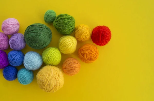 Muita Bola Para Tricotar Cor Arco Íris Fundo Amarelo Passatempo — Fotografia de Stock