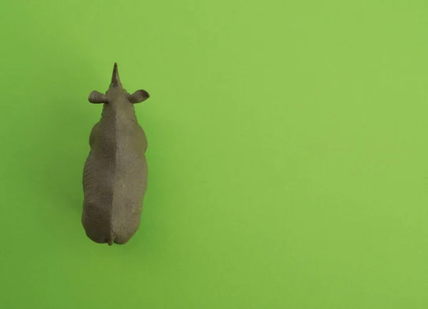 Animal Rinoceronte Brinquedo Infantil Estatueta Plástico Para Jogo Fundo Verde — Fotografia de Stock
