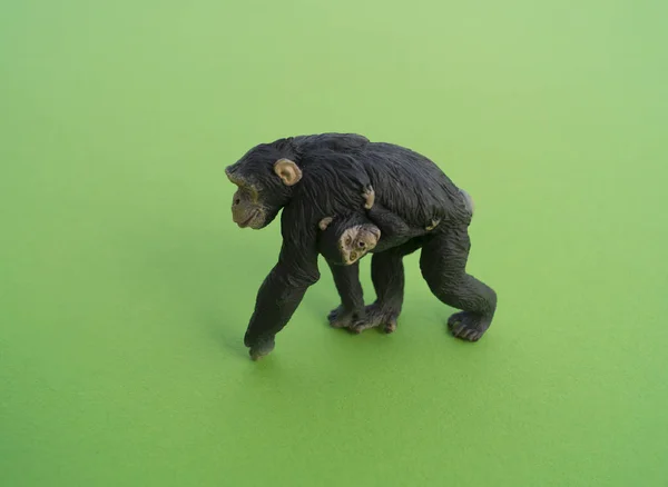 Animal Macaco Brinquedo Infantil Estatueta Plástico Para Jogo Fundo Verde — Fotografia de Stock