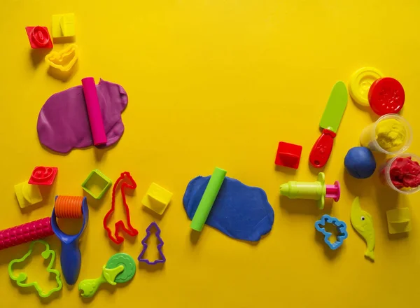 Criança Molda Plasticina Colorida Fundo Amarelo Materiais Ferramentas Para Modelagem — Fotografia de Stock
