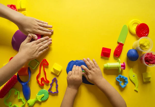 Gli Stampi Bambino Plastilina Colorata Fondo Giallo Materiali Strumenti Modellazione — Foto Stock