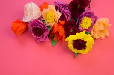 Kapkacak ve aletleri krep kağıt çiçek, pembe arka plan yapmak için. Cosmos çiçek buketi