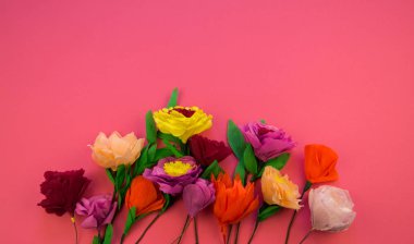 Kapkacak ve aletleri krep kağıt çiçek, pembe arka plan yapmak için. Cosmos çiçek buketi