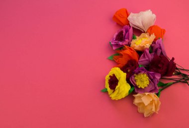 Kapkacak ve aletleri krep kağıt çiçek, pembe arka plan yapmak için. Cosmos çiçek buketi
