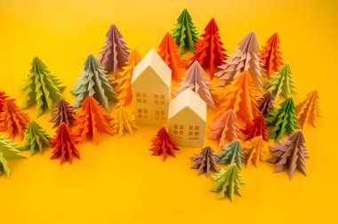 Sarı bir arka plan üzerinde renkli kağıt Noel ağacı. Noel tatili. Çocuk tatil.