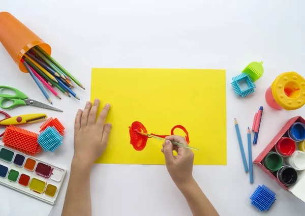 Dziecko Rysuje Obraz Rower Farbami Dziecięce Ręce Ulubione Hobby Materiały — Zdjęcie stockowe